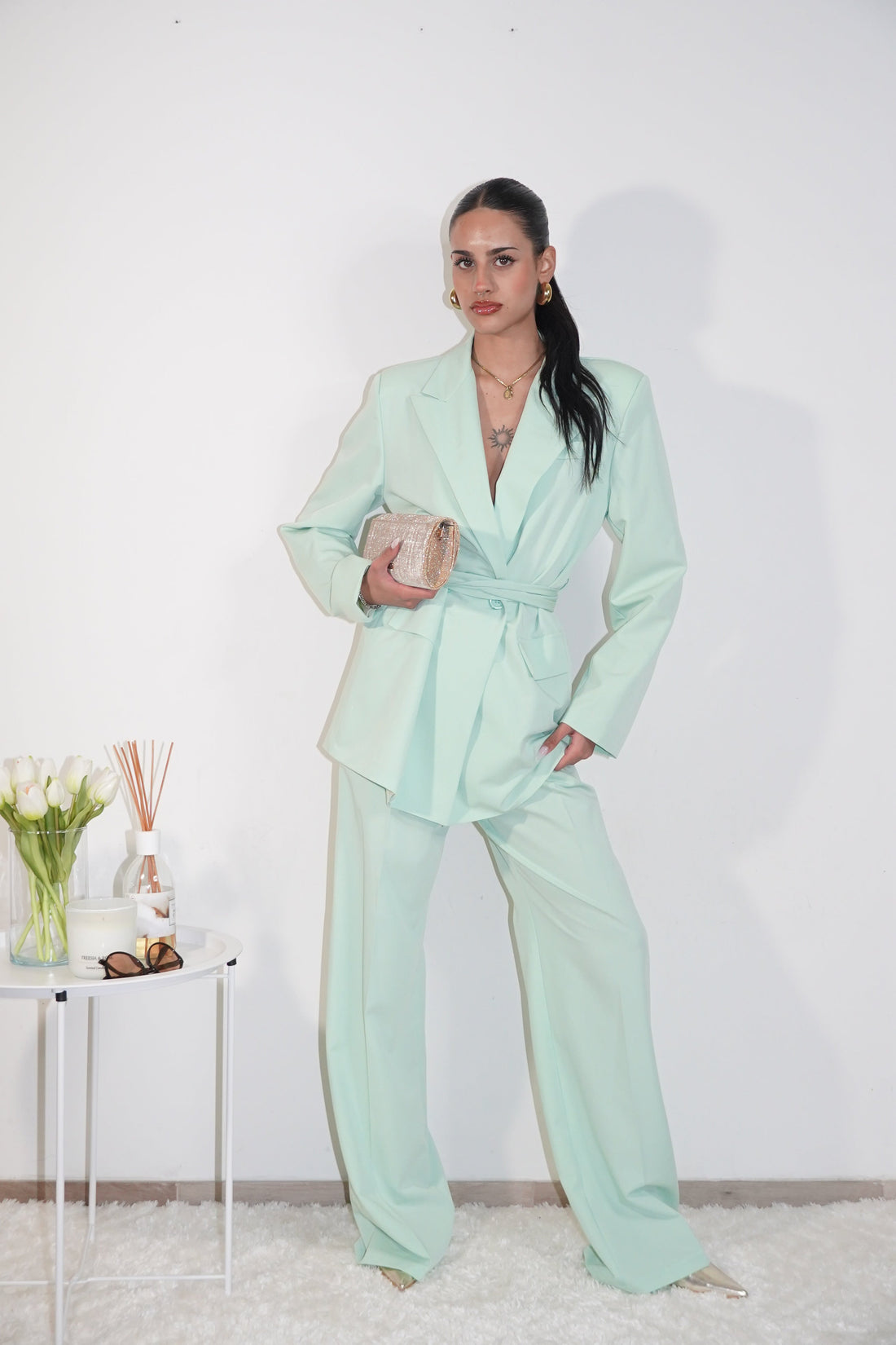 "Come Sfruttare il Tuo Tailleur da Cerimonia per Ogni Occasione: Dal Lavoro alla Serata con le Amiche"