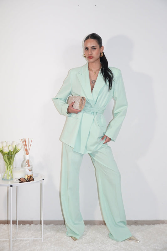 "Come Sfruttare il Tuo Tailleur da Cerimonia per Ogni Occasione: Dal Lavoro alla Serata con le Amiche"